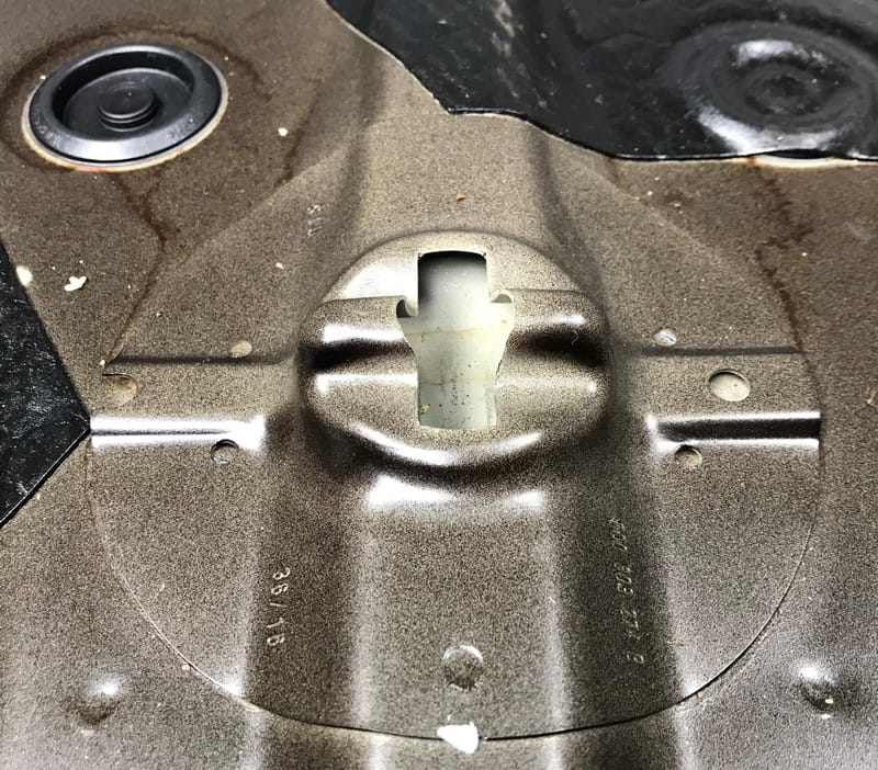 Screw securing the spare wheel in the trunk of Skoda Octavia RS II (2006-2013) - Image 4